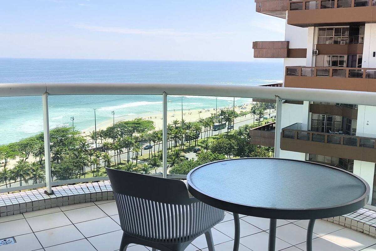 Ein Balkon mit Blick auf Strand und Meer.