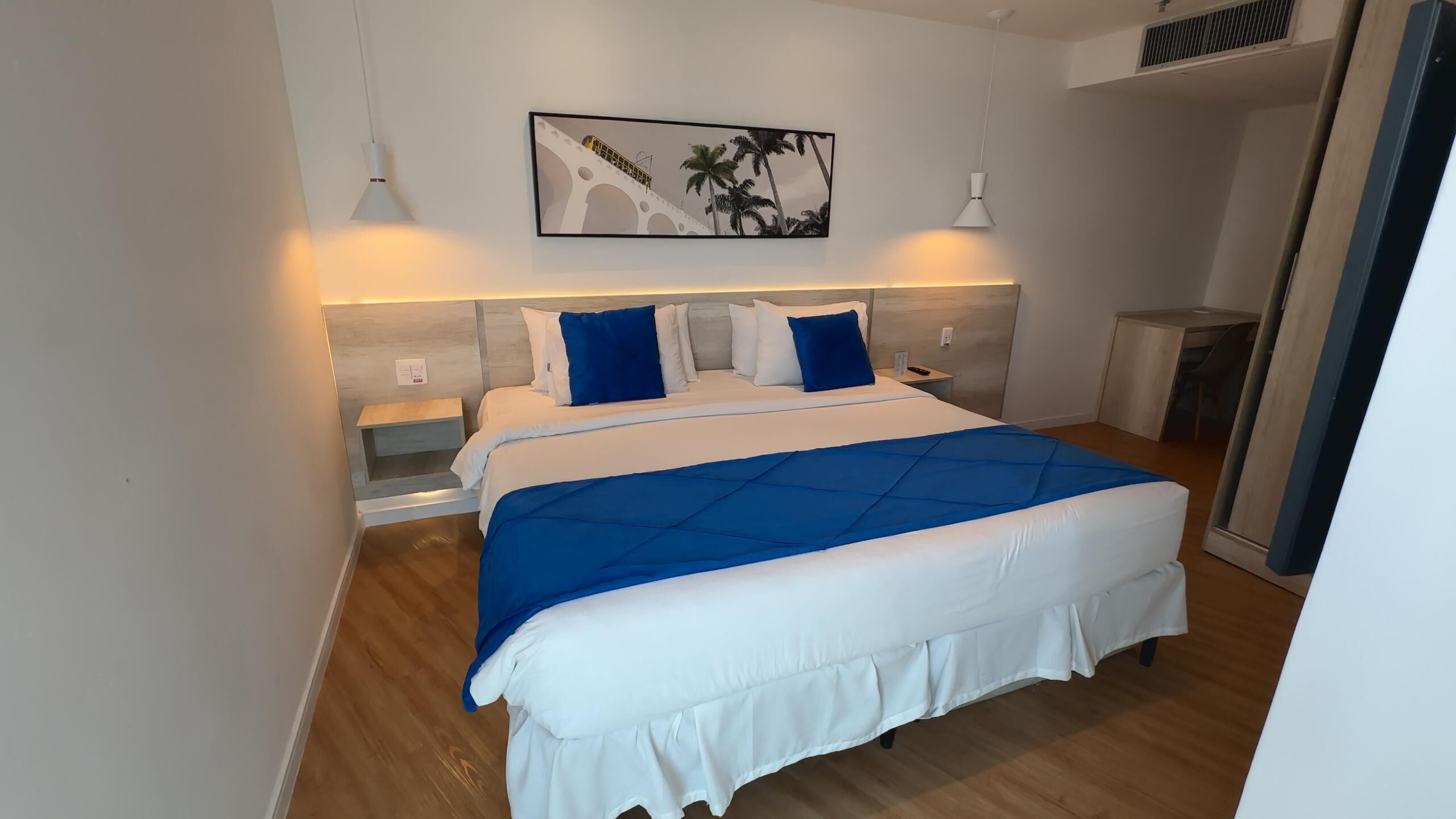 มินิบาร์, ตู้นิรภัยในห้องพัก, โต๊ะทำงาน, พื้นที่ทำงานแบบใช้แล็ปท็อป