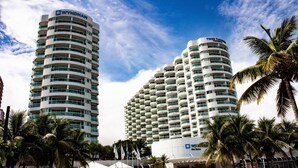 A hotel with a modern design, featuring multiple balconies and a prominent 'WYNDHAM' sign. - Wyndham Rio Barra - Oficial (Rio de Janeiro)