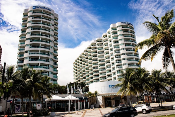 A hotel with a modern design, featuring multiple balconies and a prominent 'WYNDHAM' sign. - Wyndham Rio Barra (Rio de Janeiro)
