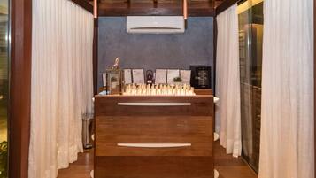 Couples treatment rooms, hot tub, body treatments, aromatherapy