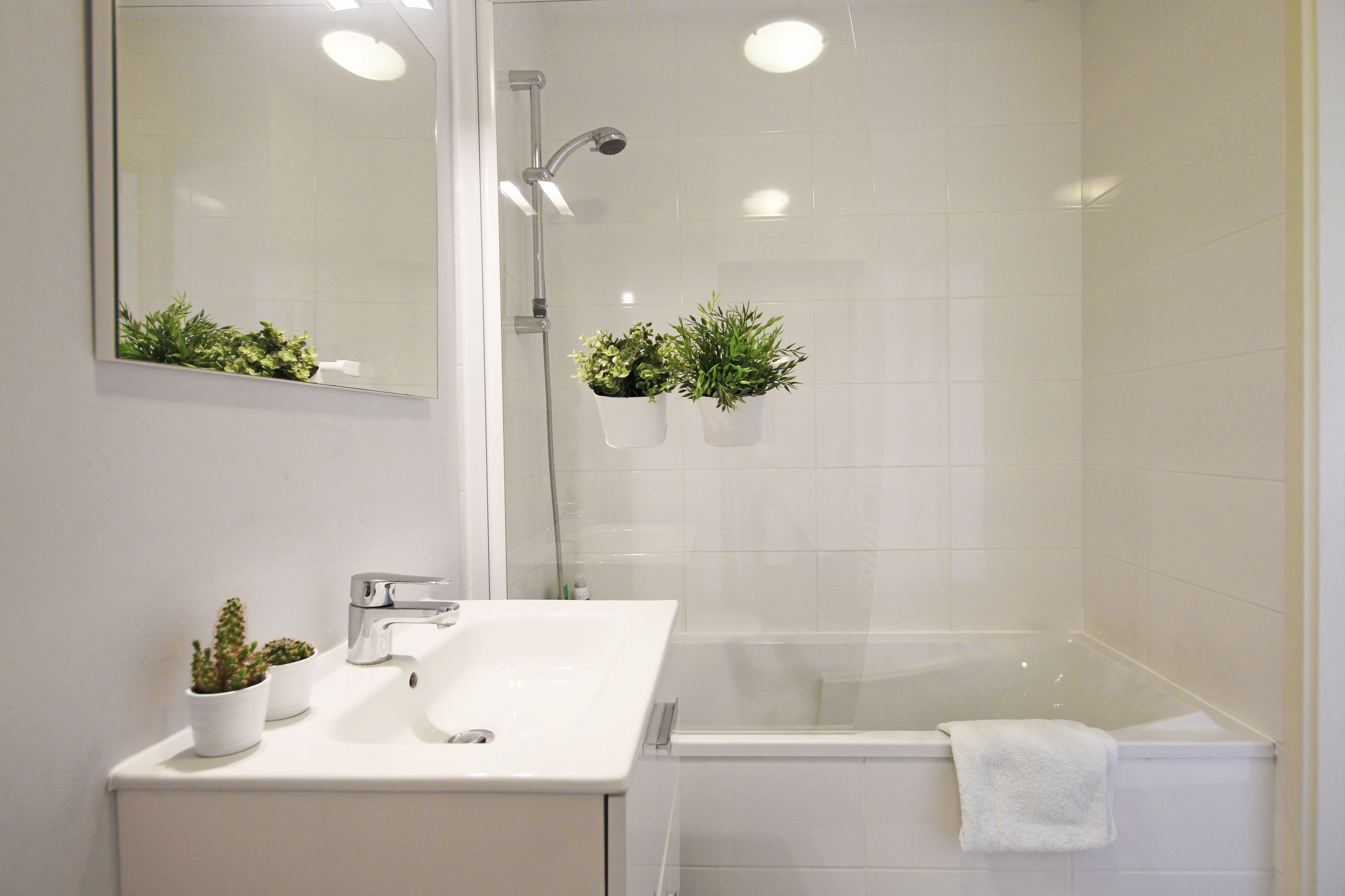 Apartment, 2 Bedrooms | Bathroom | Combined shower/bathtub, towels