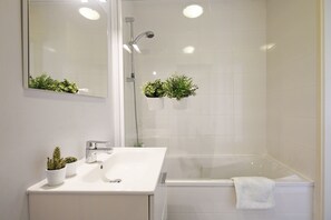 Apartment, 2 Bedrooms | Bathroom | Combined shower/bathtub, towels - Evancy Bray-Dunes (Bray-Dunes)