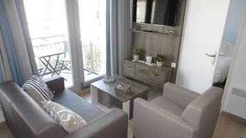 Twin Room, 2 Bedrooms | Living room | Flat-screen TV