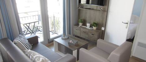 Twin Room, 2 Bedrooms | Living room
