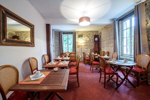 Tägliches Frühstücksbuffet (9.5 EUR pro Person)