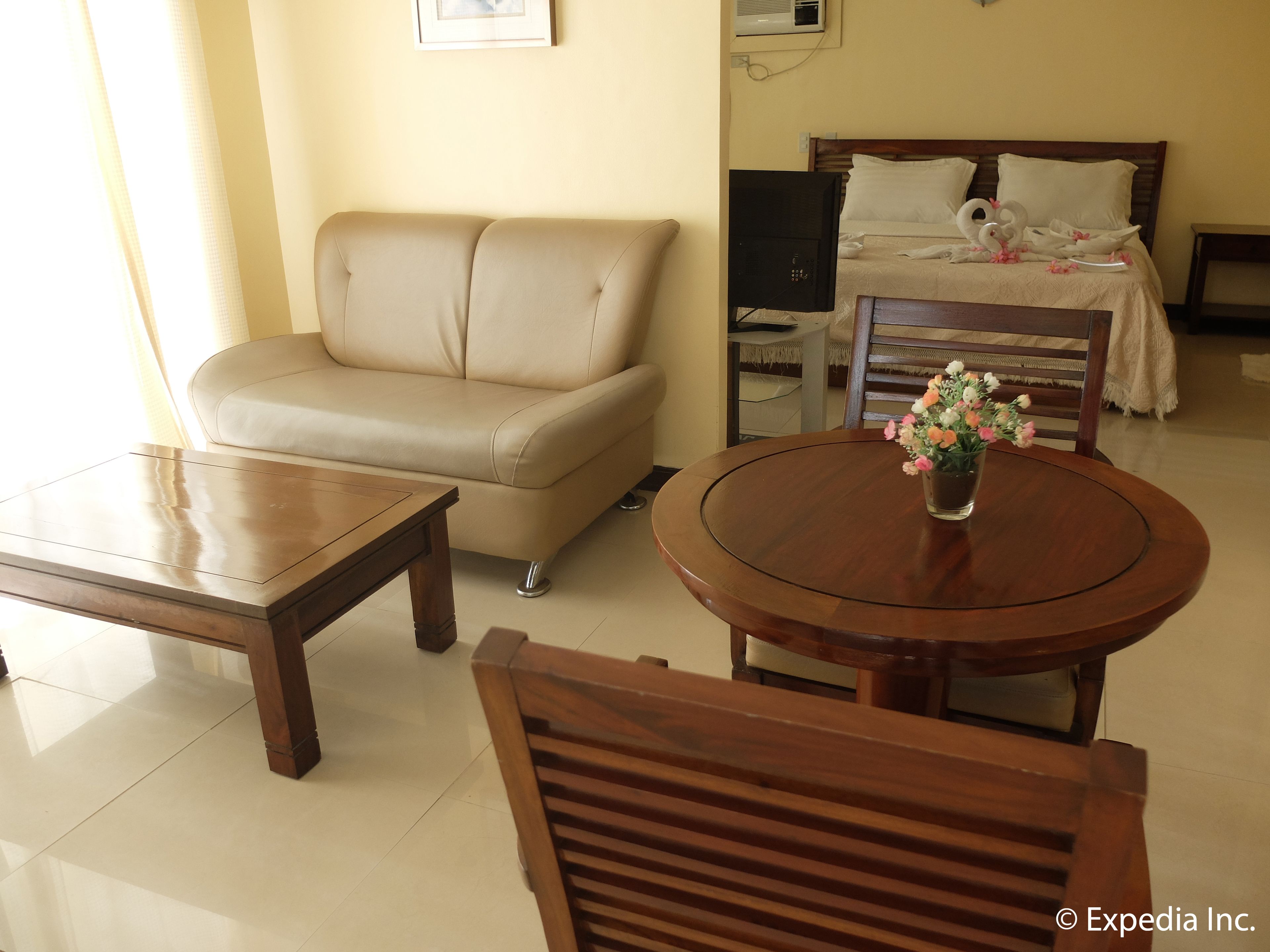 honeymoon suite | living area | tv, ipod dock