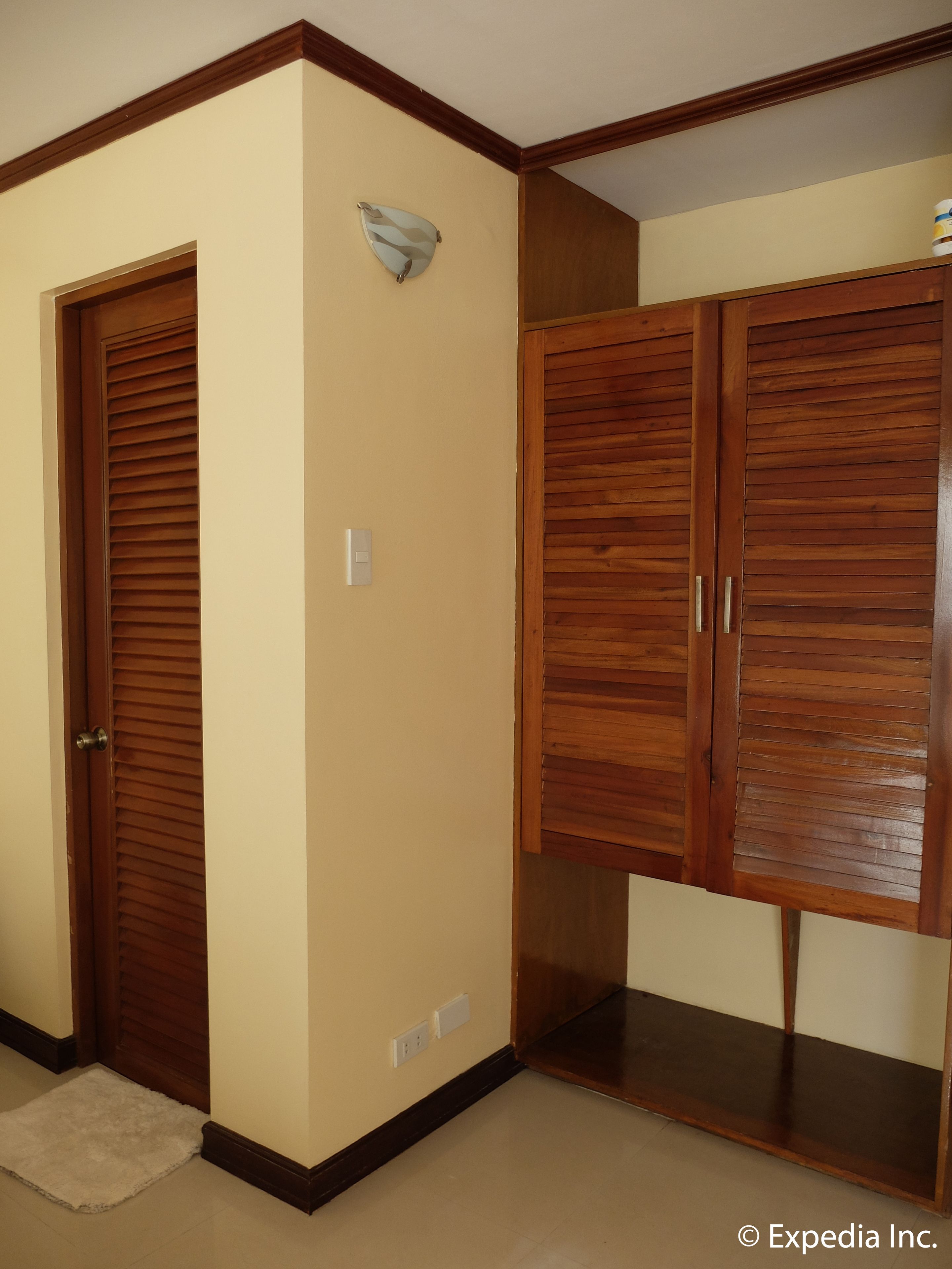 honeymoon suite | in-room safe, desk, free cots/infant beds