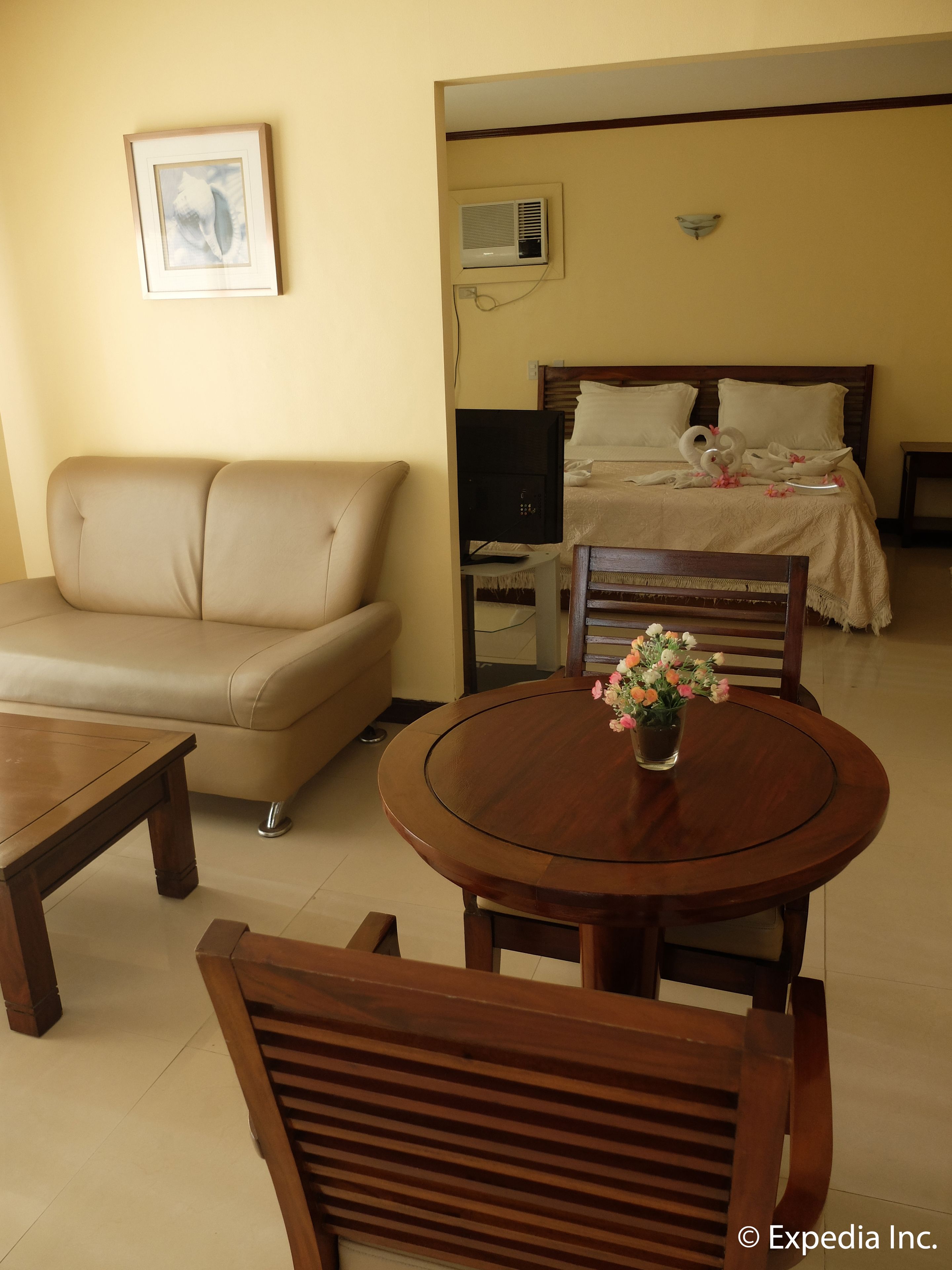 honeymoon suite | in-room safe, desk, free cots/infant beds