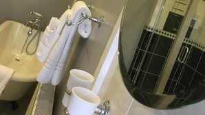 A bathroom with a bathtub, a shower, and a toilet. - The Angel B&B (Aylesbury)