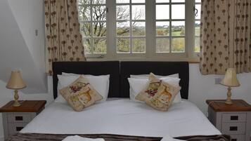 Kamar Double atau Twin, ensuite (Room 5) | Didekorasi berbeda-beda, meja kerja, dan kedap suara