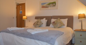 Family Quadruple Room, Ensuite (Room 2) | Individually decorated, desk, soundproofing, iron/ironing board