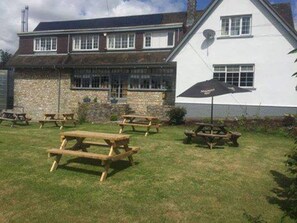 Terrace/patio - Three Horseshoes (Barry)
