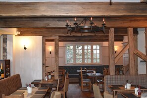 Interior - Three Horseshoes (Barry)