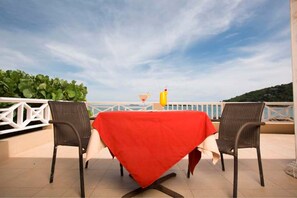 Se sirven desayunos, comidas y cocina internacional con vista al mar