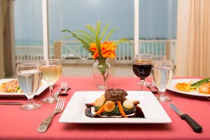 Aperto a colazione e pranzo, cucina internazionale, con vista sul mare