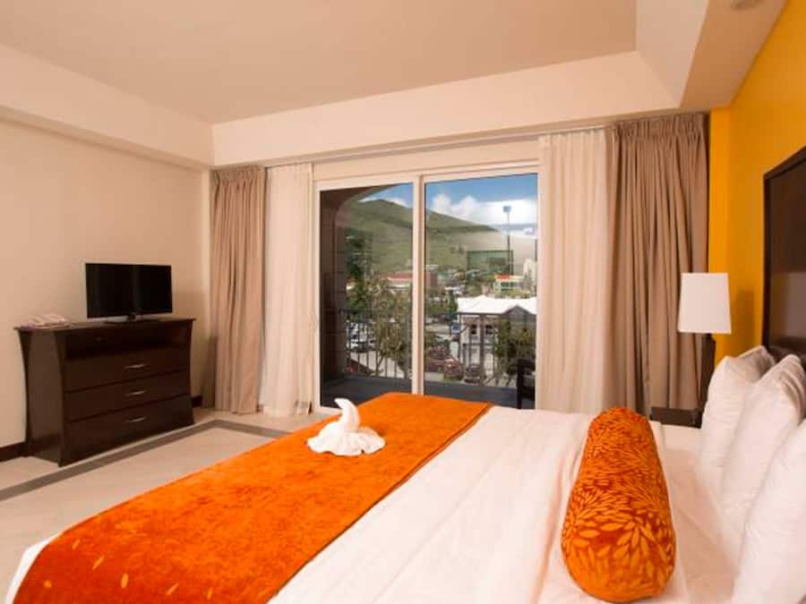 Zimmersafe, individuell dekoriert, Schreibtisch, Bügeleisen/Bügelbrett