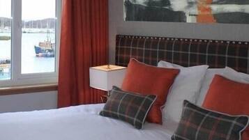 Caja de seguridad en la habitación y tabla de planchar con plancha