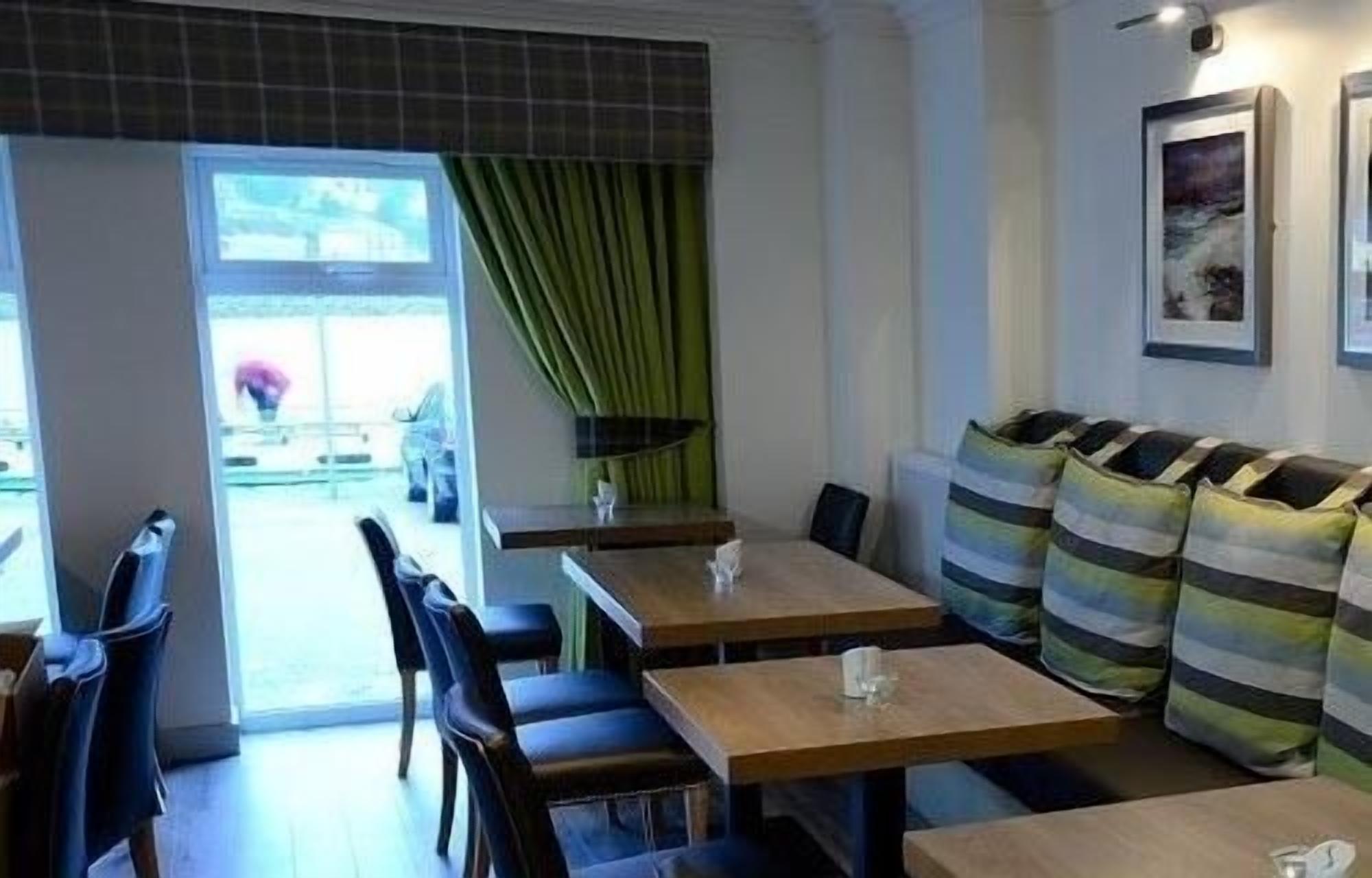 供应早餐、午餐和晚餐，地方菜