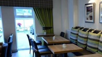 Se sirven desayunos, almuerzos y cenas; cocina local