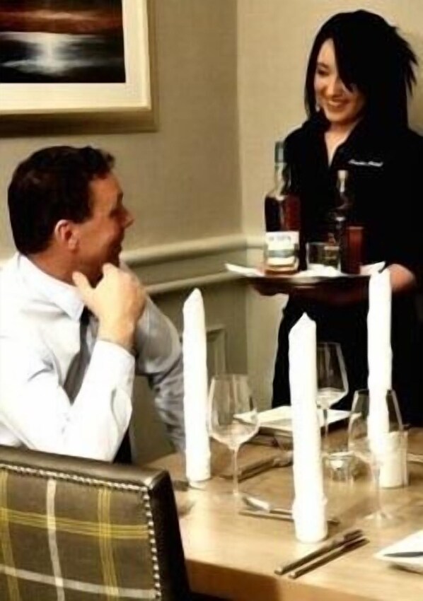 Breakfast, lunch, dinner served; local cuisine - Anchor Hotel (Tarbert)