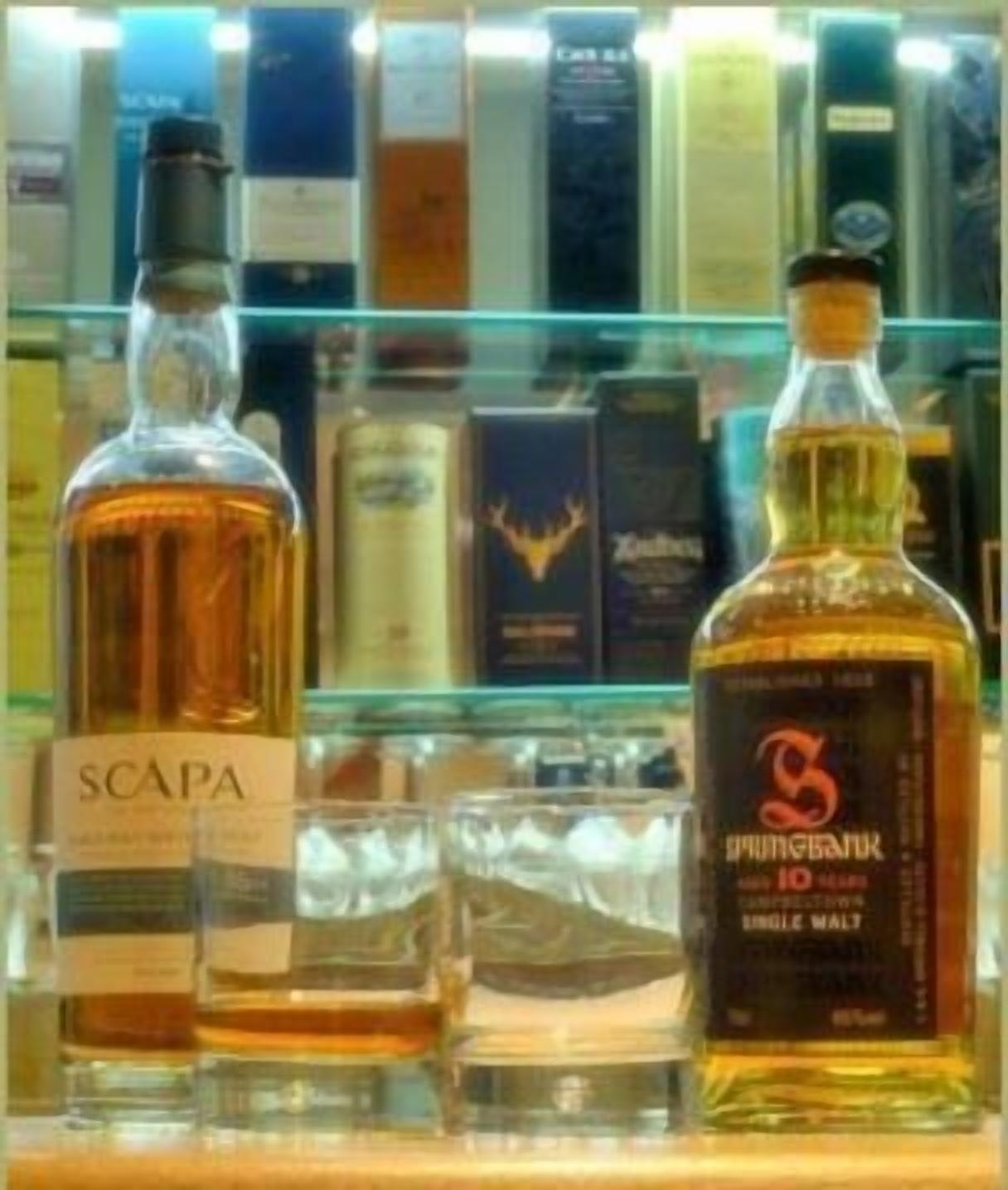 Dos botellas de licor, una marcada 'SCAPA' y la otra 'Pungentur 10'.