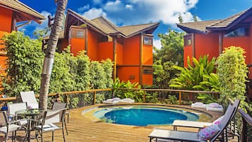 Piscine extérieure, chaises longues