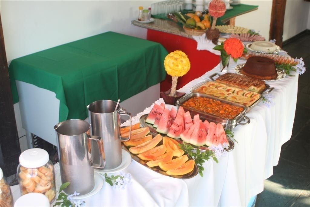Una mesa de buffet con diversos alimentos y una jarras.
