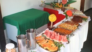 Une table de buffet avec divers plats et une carafe.