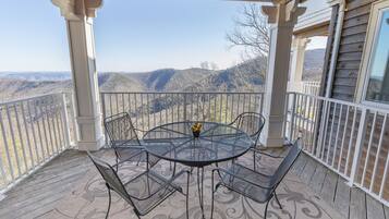Apt with Balcony & Loft, Mountain Views, Meals & Wellness Activities | Terraza o patio