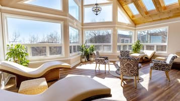 Ruang uap, perawatan tubuh, aromaterapi, dan pijat dengan batu panas