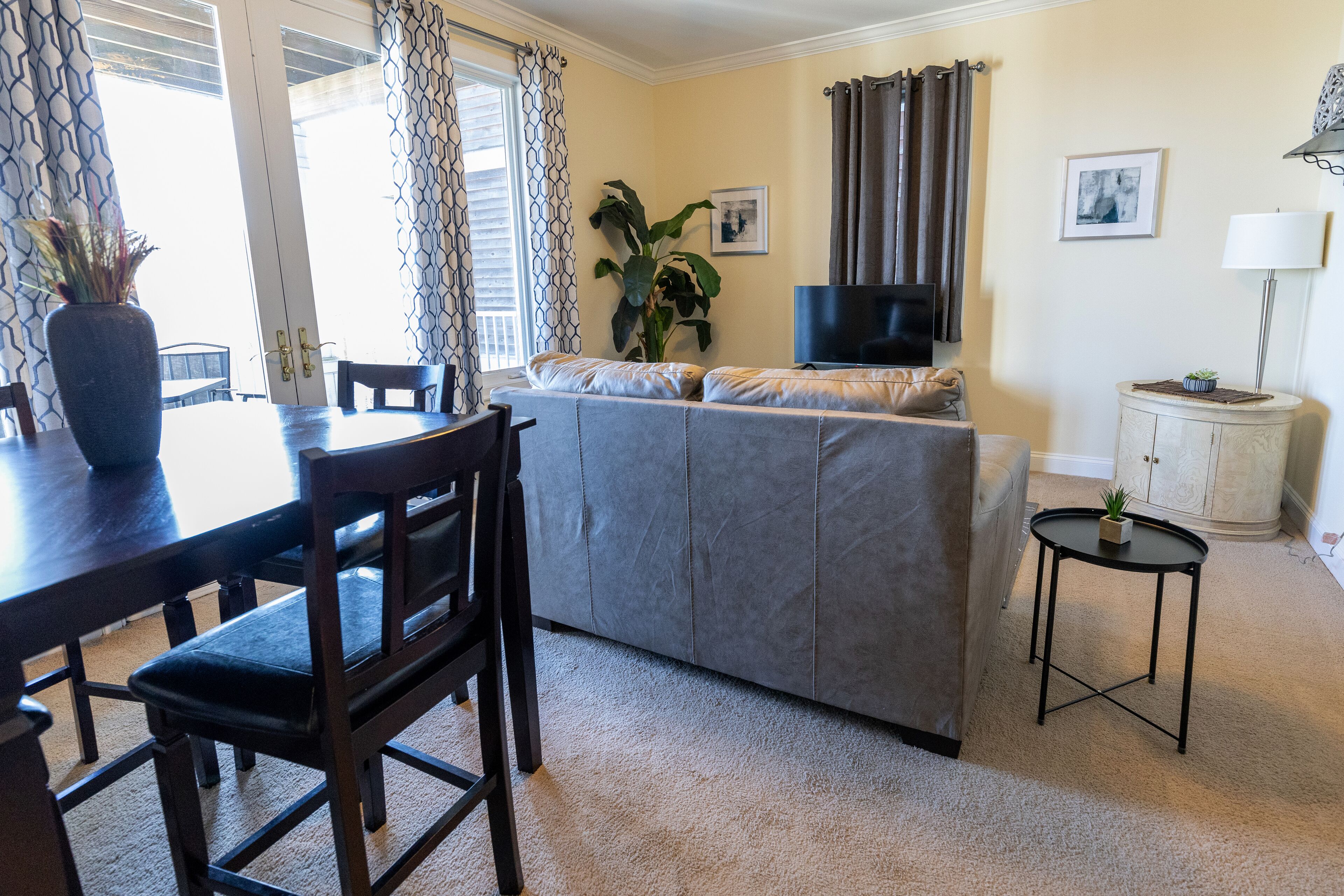 balcony apartment, mountain view - meals & wellness activities | living area | 32-inch flat-screen tv with satellite channels, tv