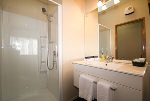 11 - Studio First Floor | Bathroom - Allan Court Motel (Dunedin)