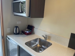 9 - Studio Ground Floor | Private kitchen | Fridge, microwave, coffee/tea maker - Allan Court Motel (Dunedin)