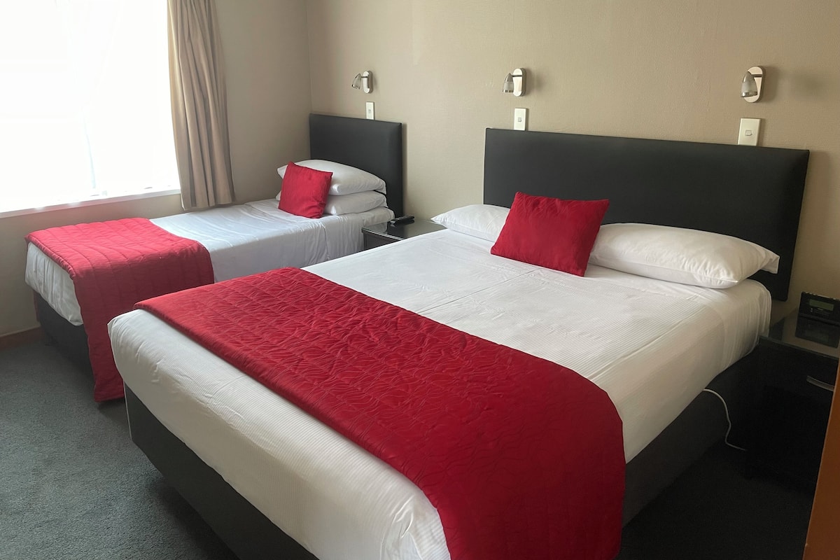 Unit 8 - Access unit | Premium bedding, in-room safe, desk, soundproofing