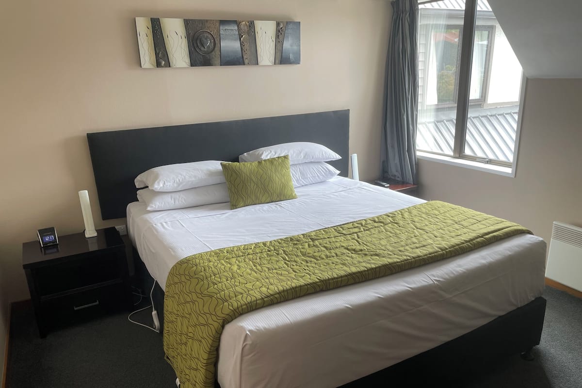 Premium bedding, in-room safe, desk, soundproofing