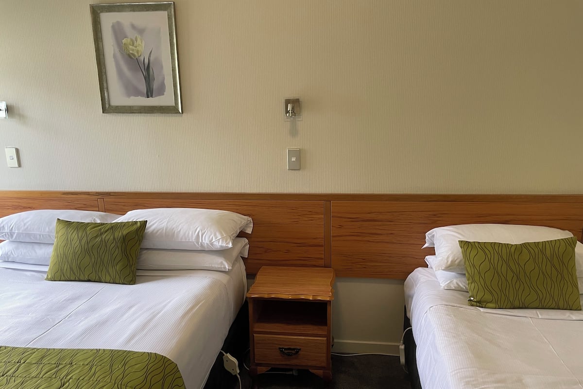 1 Bedroom – Unit 18 | Premium bedding, in-room safe, desk, soundproofing