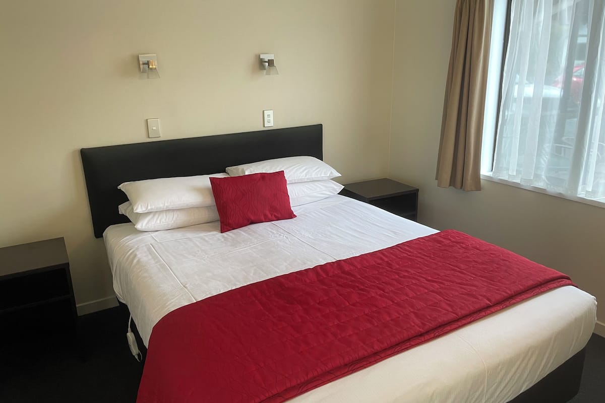 1 Bedroom Unit 3 - Access unit | Premium bedding, in-room safe, desk, soundproofing
