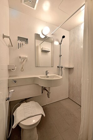 Shower, hair dryer, towels - Zodiak Sutami by KAGUM Hotels (Bandung)