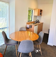 Frigorífico, microondas, hervidor eléctrico y tostadora