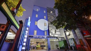 The exterior of the Zodiac Hotel with a prominent blue facade, large windows, and a visible entrance. - Zodiak Paskal by KAGUM Hotels (Bandung)