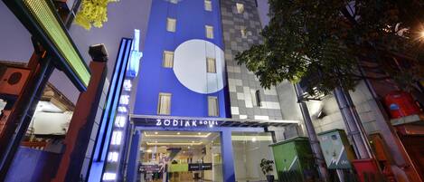 واجهة المنشأة - في المساء/الليل