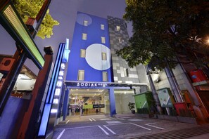 Vista frontal de la propiedad por la tarde o noche