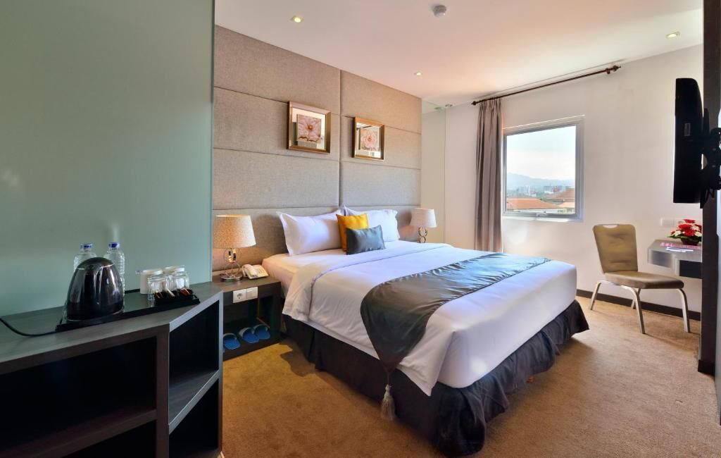 In-room safe, desk, free WiFi