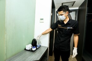 In-room safe, desk, free WiFi