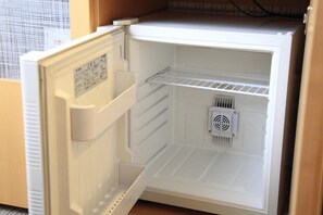 Un refrigerador abierto con un panel de control y un ventilador.