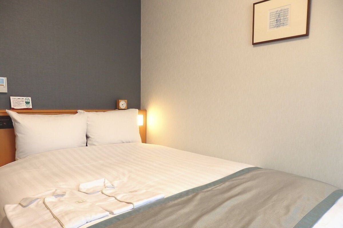 Edredons de pluma, escrivaninha, espaço de trabalho para notebook