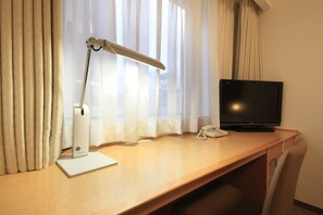 Daunenbettdecken, Schreibtisch, laptopgeeigneter Arbeitsplatz