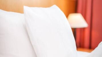 Zimmersafe, Schreibtisch, kostenloses WLAN, Bettwäsche