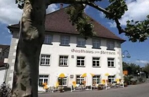 A building with a sign reading "Gasthaus zum Sternen". - Sternen Hotel & Restaurant (Uhldingen-Muehlhofen)